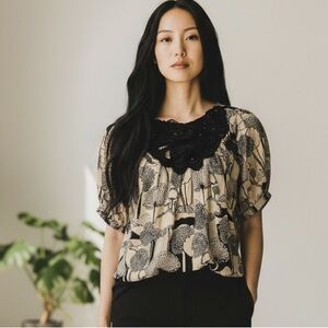 KIMCHI & BLUE Women's S Tan & Black Short Puff Sleeve Silk Top Crochet Lace Neck